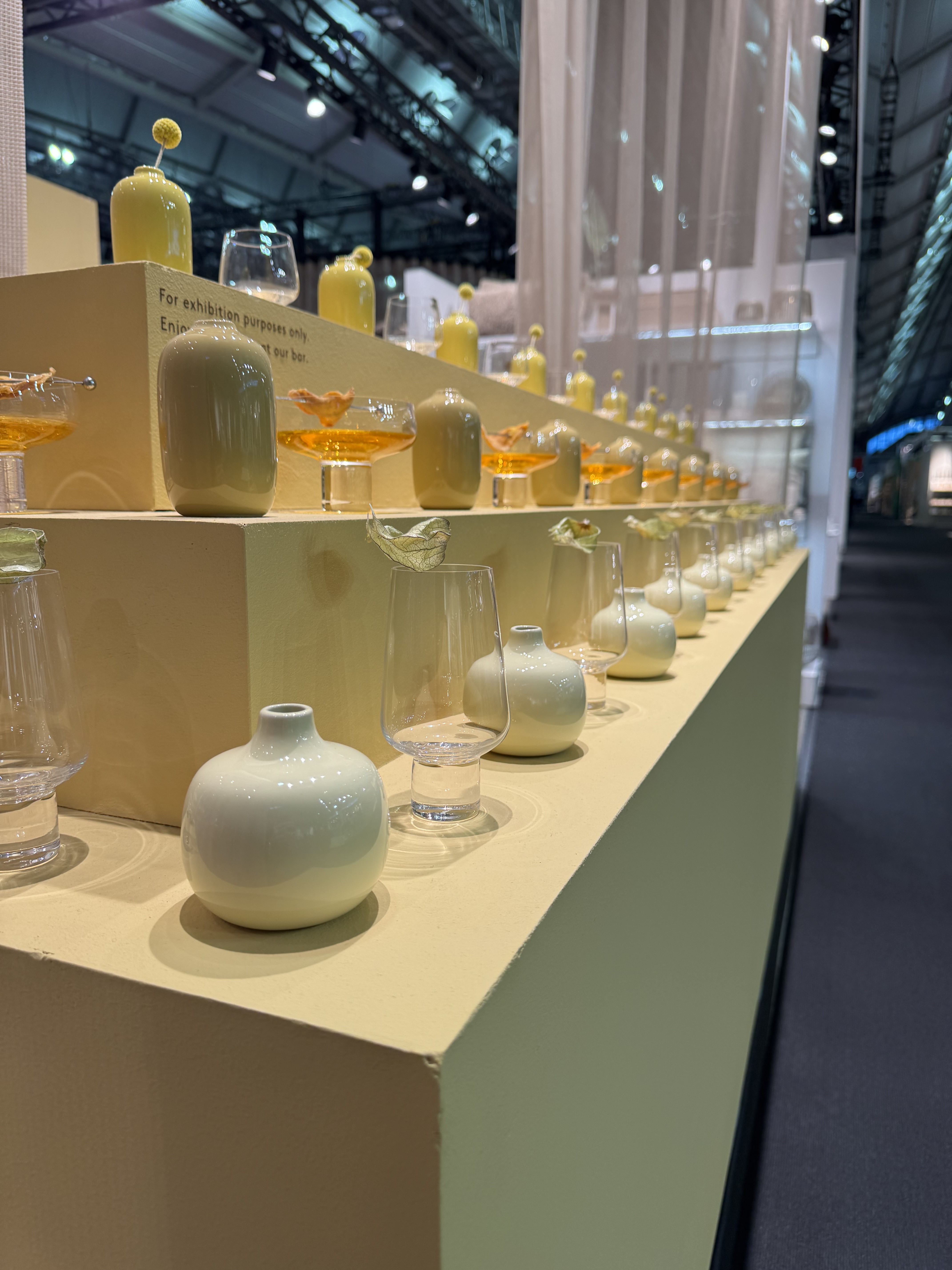 Design Vasen und Gläser von blomus auf moderner Ausstellung am Messestand