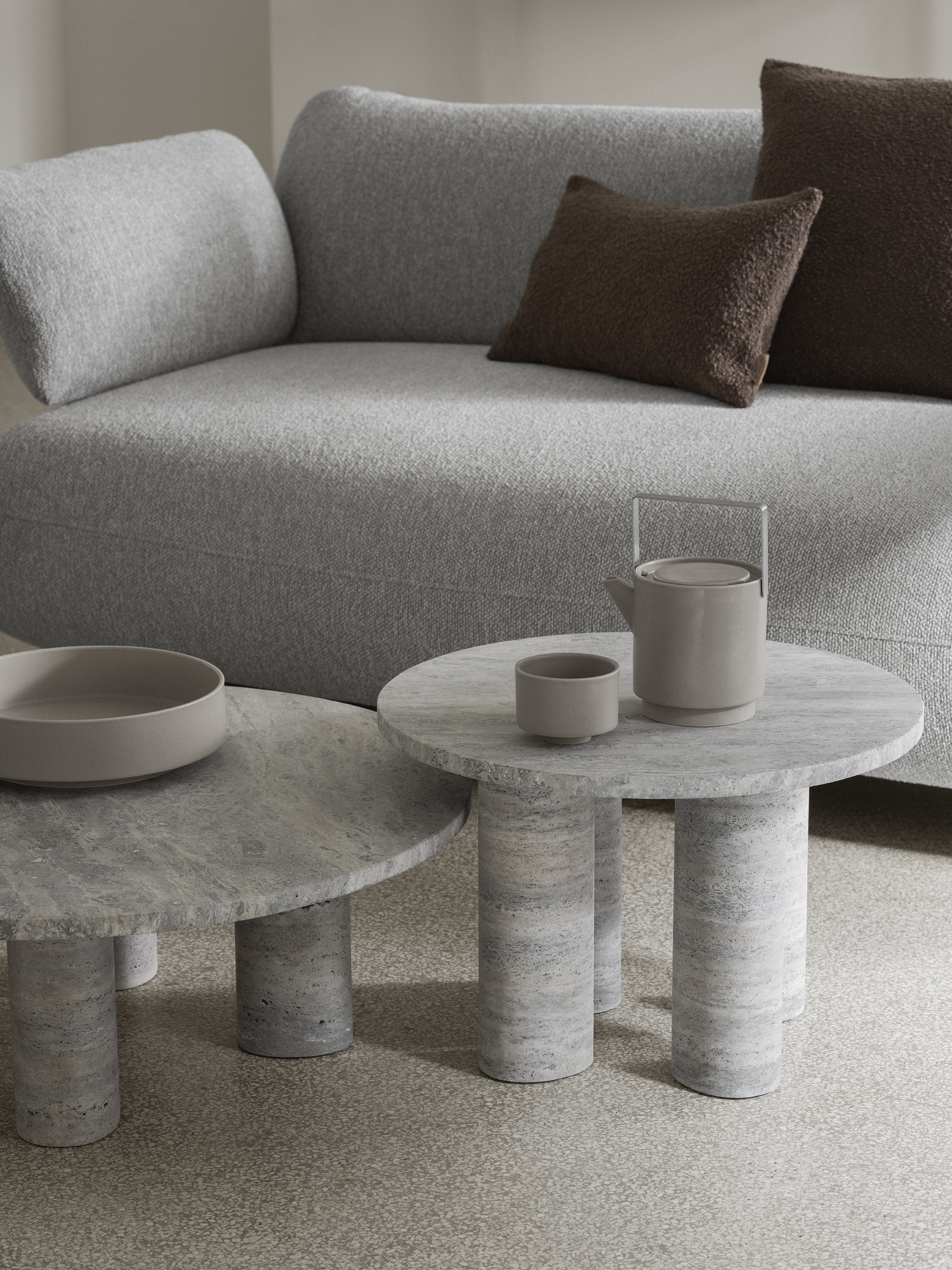tables modernes en travertin ornées d'un élégant plat