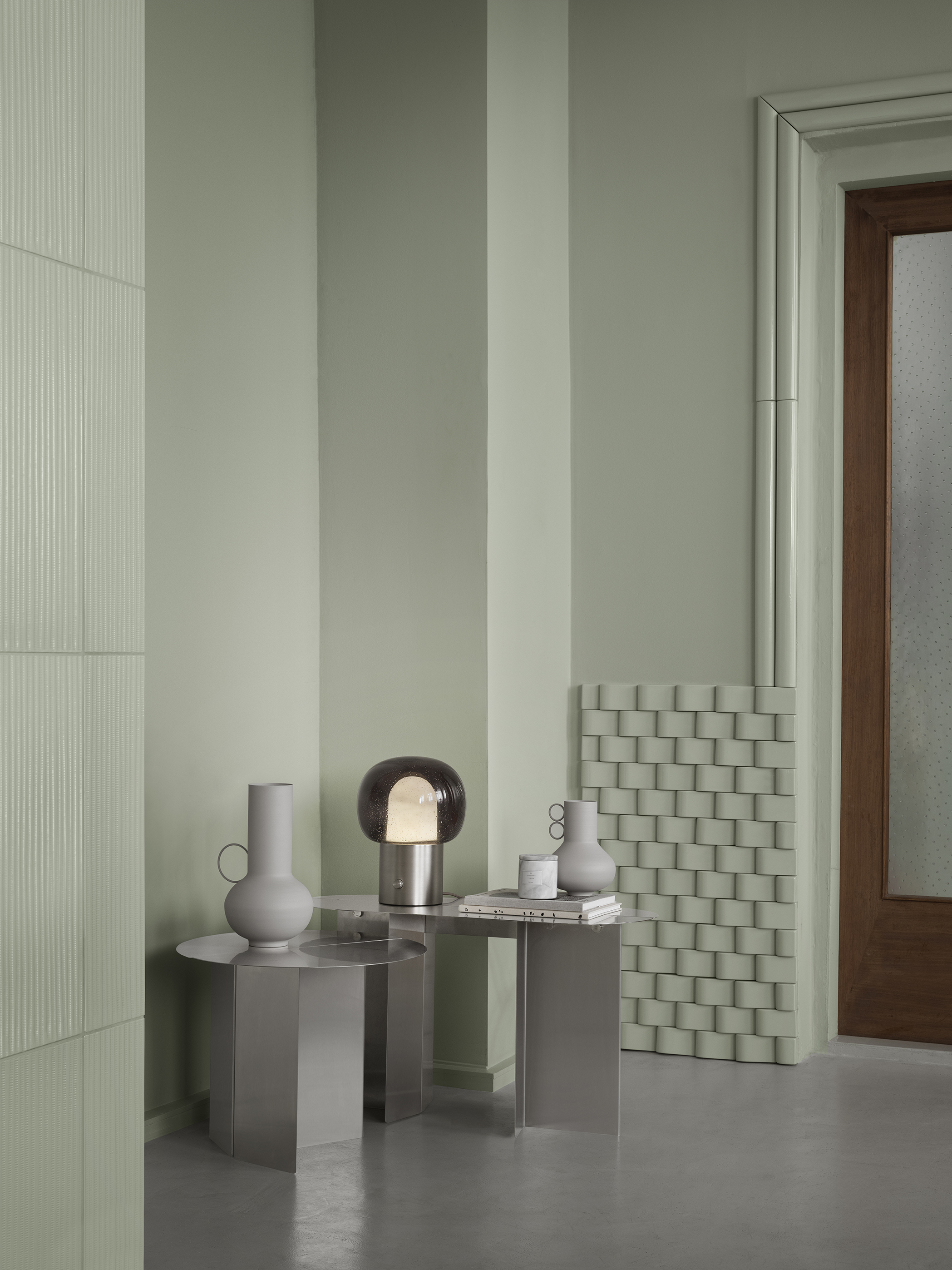 buffet en acier inoxydable de la marque Blomus, surmonté d'une lampe